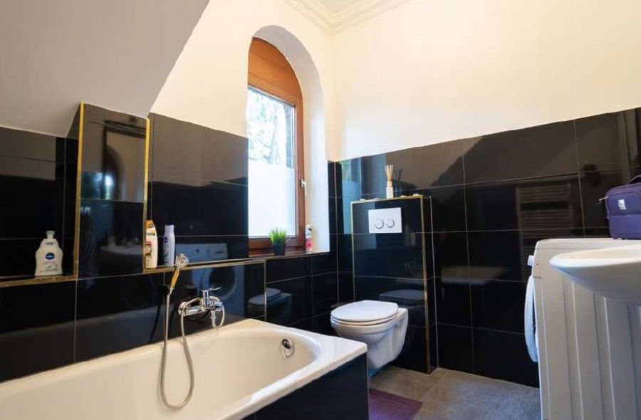 aktuelles Objekt foto vom Badezimmer in schwarz
