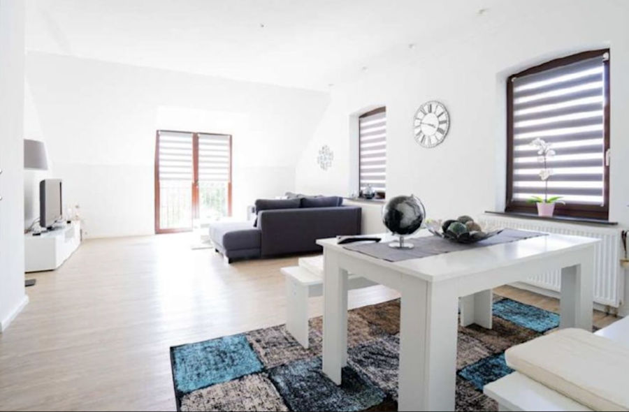 Aktuelles Objekt: Foto vom Wohnzimmer mit Fenstern und der Tür