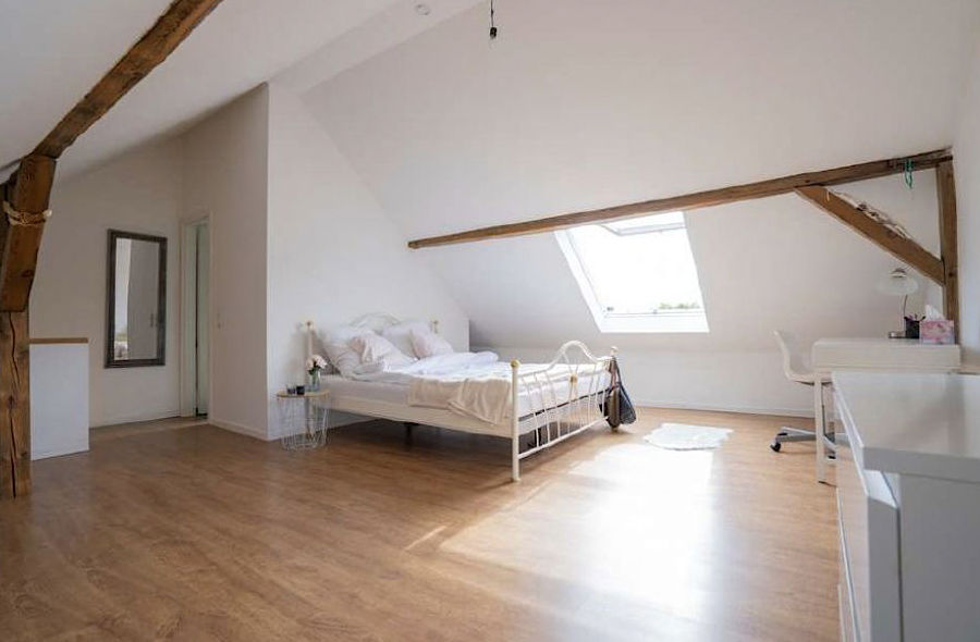 aktuelles Objekt: foto vom Dachzimmer mit Fenster