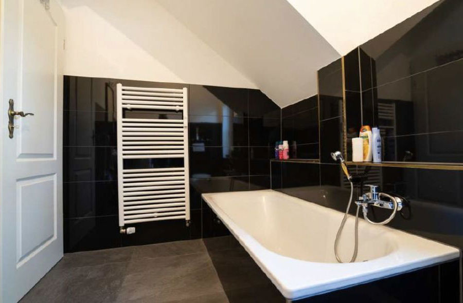 aktuelles Objekt: Foto vom Badezimmer mit Badewanne mit schwarzen Kacheln